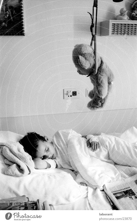 teddy end Krankheit Mann Teddybär Spielzeug Bett Krankenhaus schlafen Kissen hängen Junge Schwarzweißfoto Decke Bär Kopfkissen
