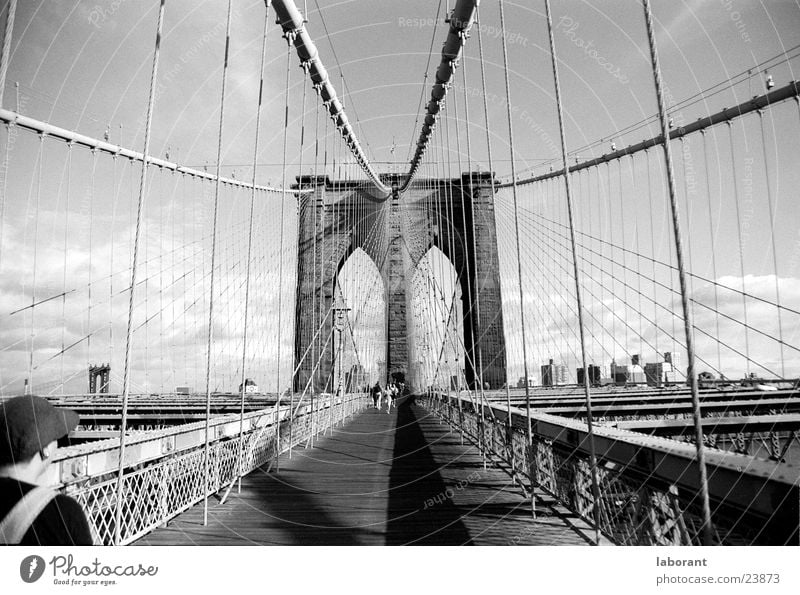 brooklyn bridge New York City Hängebrücke Fußgänger Mann Brooklyn Stahl Wolken Hochhaus Wagen Gebäude Haus Nordamerika Brücke Mensch Schatten Seil Metall Himmel