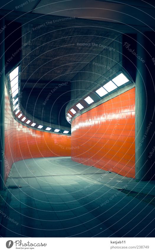 Orange Menschenleer Tunnel Wand Lampe Neonlicht ästhetisch Design orange Farbfoto Außenaufnahme Kunstlicht Langzeitbelichtung Fliesen u. Kacheln Gang weiß