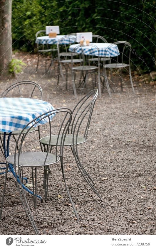 Vorsaison Restaurant Sommer blau grau Gartenrestaurant Café leer Tisch Stuhl kariert einladend Kies Farbfoto Außenaufnahme Textfreiraum rechts