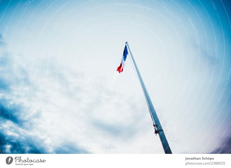 wehende Flagge von Frankreich vor blauem Himmel Wind Fahne Mast Fahnenmast Patriotismus Nationalitäten u. Ethnien Lokalpatriotismus Vignettierung aufwärts