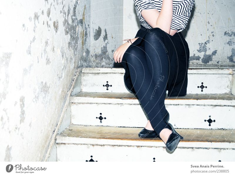 wärme wäre gut. feminin Junge Frau Jugendliche Erwachsene 1 Mensch T-Shirt Rock Strumpfhose sitzen trendy einzigartig dünn Treppe gestreift dreckig trashig
