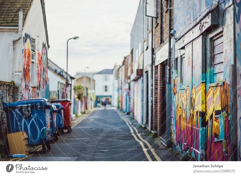 Gasse mit Graffiti in Brighton, England Stadt Stadtzentrum Stadtrand bevölkert Haus Bauwerk Gebäude Architektur Fassade ästhetisch mehrfarbig Müll Müllbehälter