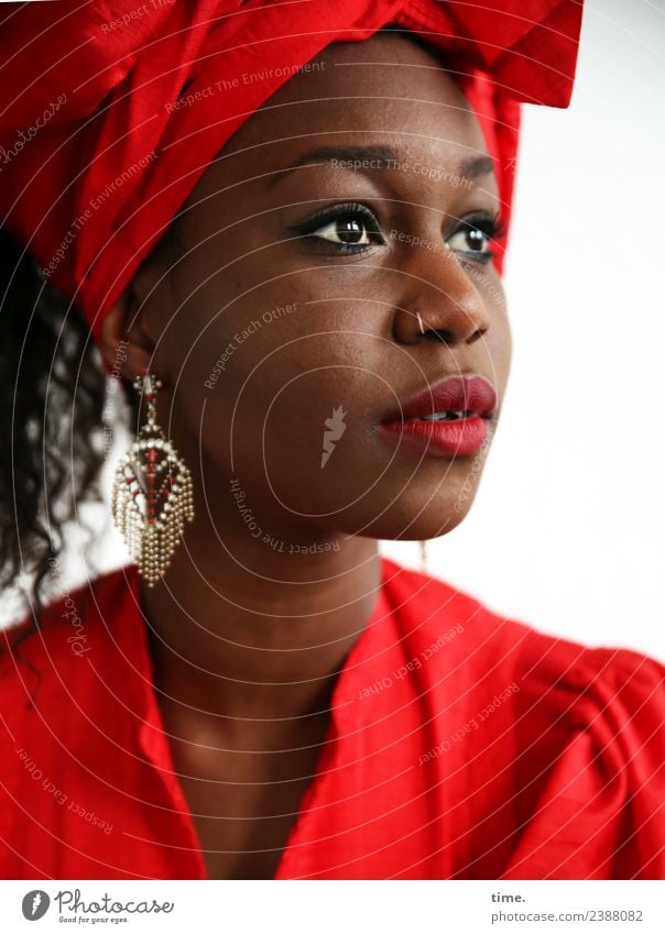 Apolline feminin Frau Erwachsene 1 Mensch Kleid Piercing Ohrringe Kopftuch schwarzhaarig langhaarig Locken beobachten Blick warten schön Wärme weich rot