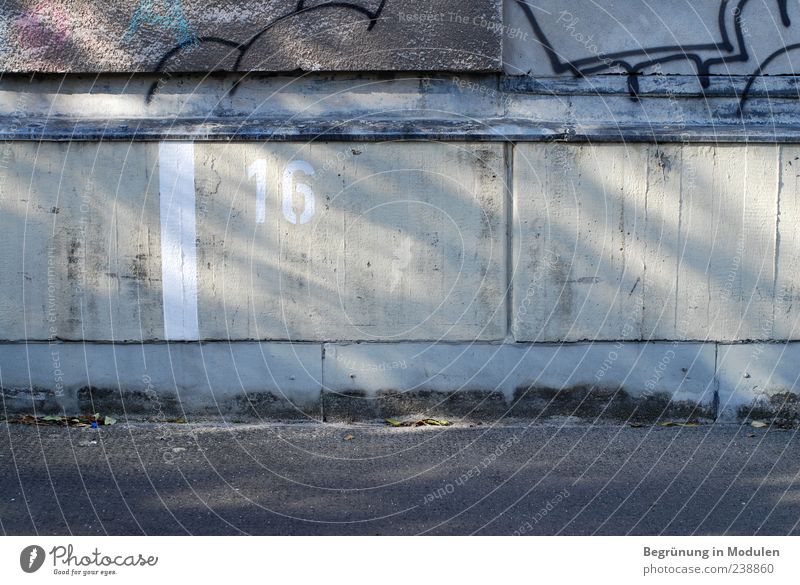 16 Mauer Wand Ziffern & Zahlen Schilder & Markierungen Graffiti Parkplatz Parkplatznummer Schatten Farbfoto Außenaufnahme Menschenleer Textfreiraum rechts