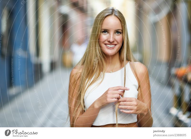 Lächelnde junge Frau im urbanen Hintergrund. Lifestyle elegant Stil Glück schön Haare & Frisuren Sommer Mensch feminin Erwachsene Jugendliche 1 18-30 Jahre