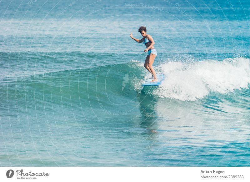 Lassen Sie die Welt warten, während Sie reiten. feminin 1 Mensch 18-30 Jahre Jugendliche Erwachsene Ferien & Urlaub & Reisen Leistung Longboard Surfer Surfen