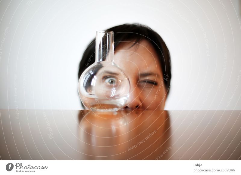 Glasvase, Zeit und Kamera Lifestyle Freizeit & Hobby Frau Erwachsene Leben Gesicht Auge 1 Mensch 30-45 Jahre 45-60 Jahre Vase Glasflasche beobachten Blick