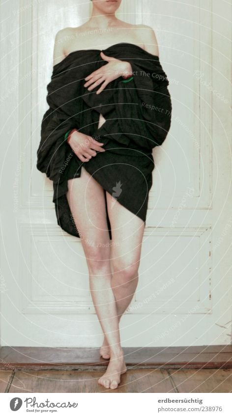 Arty posing - weiblicher Körper mit antik drapiertem Stoff an den entscheidenden Stellen elegant harmonisch Sinnesorgane ruhig Frau Erwachsene Jugendliche Haut