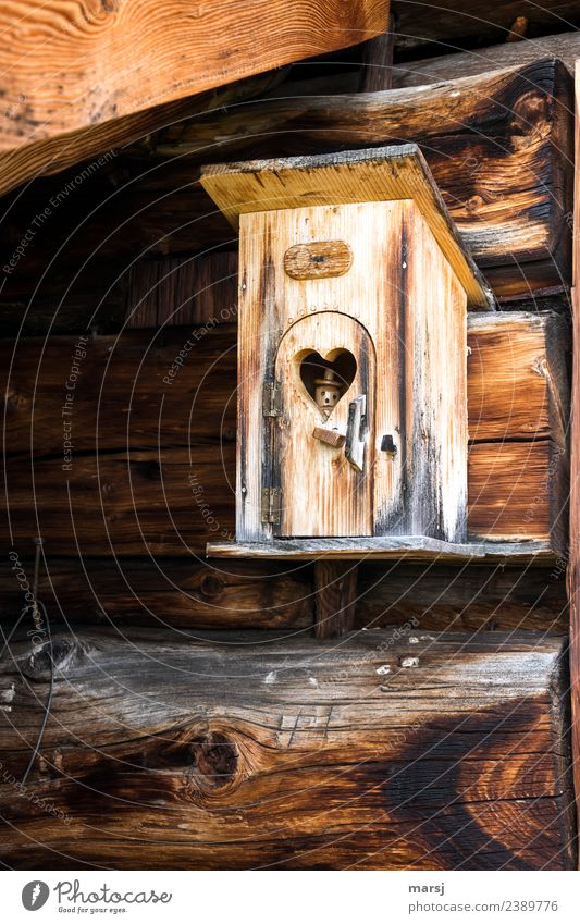 Besetzt Dekoration & Verzierung Kitsch Krimskrams Hütte Dachgebälk Herz Holz einzigartig lustig braun Kreativität besetzen Figur Holzmännchen Herzfenster