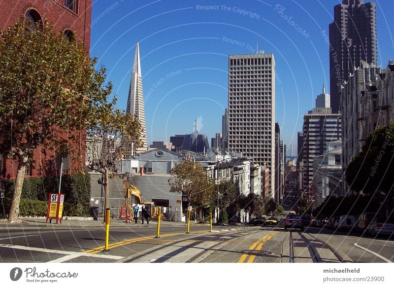 San Francisco Straßenbahn Gleise Hochhaus Nordamerika Mischung Trans America Building Häuserecke Häuserschlucht