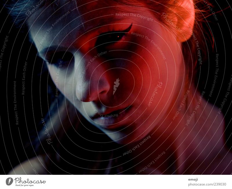 RED IV feminin Junge Frau Jugendliche Gesicht 1 Mensch 18-30 Jahre Erwachsene bedrohlich dunkel böse rot blau zweiteilig halbdunkel Lichterscheinung Lichtspiel