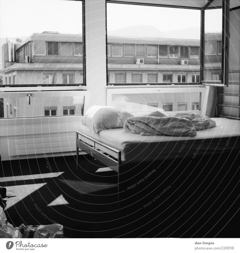 schlafraum Häusliches Leben Wohnung Haus Innenarchitektur Bett Zürich Stadt Gebäude Fenster schwarz weiß Stimmung ruhig analog Bettdecke unordentlich offen