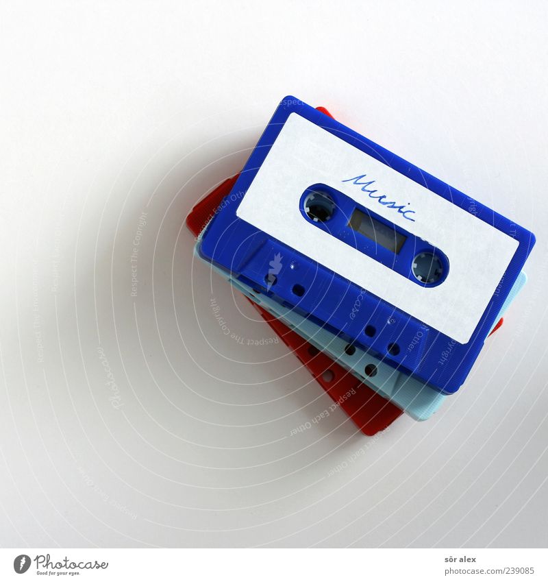 Music Musikkassette Kunststoff alt retro blau rot weiß Coolness Musik hören Musikhit Unterhaltungselektronik Unterhaltungsindustrie Entertainment Medien