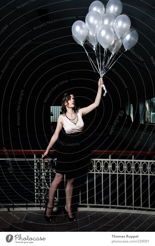 Weiter festhalten Lifestyle elegant Stil Mensch feminin Junge Frau Jugendliche Erwachsene 1 18-30 Jahre Schwimmbad Gebäude Geländer Kleid Stoff Luftballon
