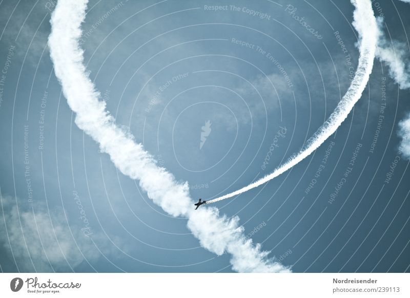 Rundflug Veranstaltung Luftverkehr Himmel Wolken Flugzeug Sportflugzeug Rauch fliegen außergewöhnlich Flugschau Kunstflug Kunstflugfigur Farbfoto Außenaufnahme