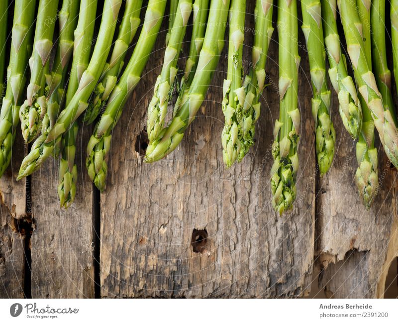 Frischer grüner Bio Spargel Lebensmittel Gemüse Mittagessen Bioprodukte Vegetarische Ernährung Diät Gesunde Ernährung springen lecker Gesundheit antioxidants