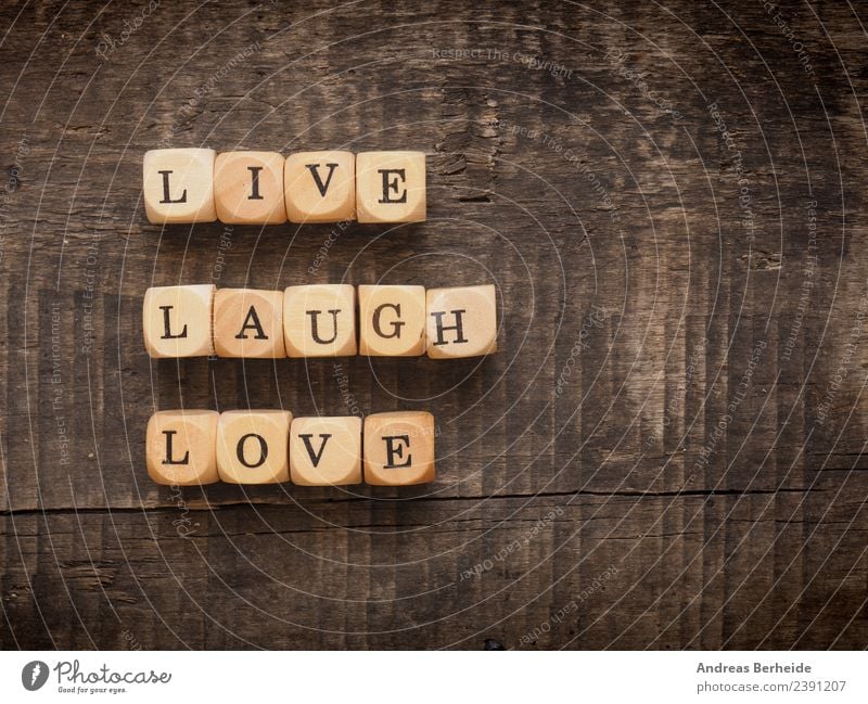Live laugh love Gesundheit Leben Wohlgefühl Schriftzeichen genießen lachen Liebe positiv retro Freude Inspiration Optimismus wood word wooden Text sign type