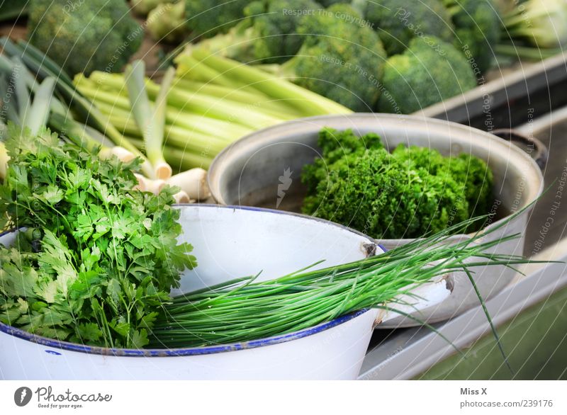 grins Gmihs Lebensmittel Gemüse Kräuter & Gewürze Ernährung Bioprodukte Schalen & Schüsseln frisch lecker grün Wochenmarkt Marktstand Gemüsemarkt Schnittlauch