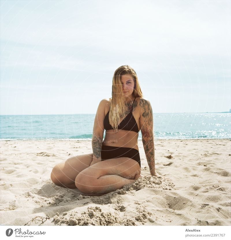 große Frau sitzt am Ostseestrand Lifestyle Freude schön Wellness Wohlgefühl Sommer Sommerurlaub Junge Frau Jugendliche 18-30 Jahre Erwachsene Sand