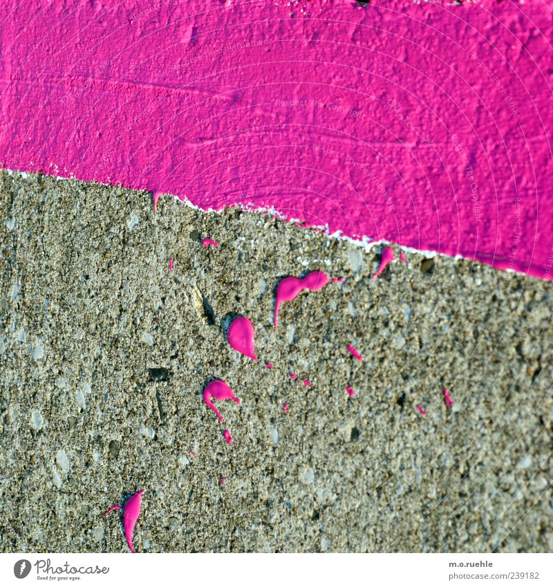 streifen und kleckse violett rosa Farbstoff Fleck klecksen Linie Bodenbelag Farbfleck Straßenbelag Markierungslinie Farbfoto Außenaufnahme Muster