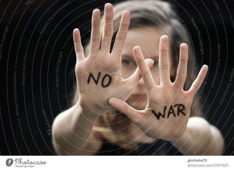 Ablehnung | Stopp! Nein, nie wieder Krieg! feminin Kind Mädchen Junge Frau Jugendliche Hand 1 Mensch 8-13 Jahre Kindheit 13-18 Jahre langhaarig Zeichen