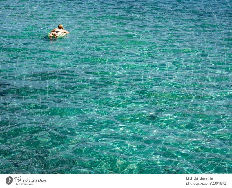 mit Luftmatratze im Meer Freude schön Freizeit & Hobby Ferien & Urlaub & Reisen Ausflug Freiheit Sommer Sommerurlaub Sonne Sonnenbad Wellen Wassersport