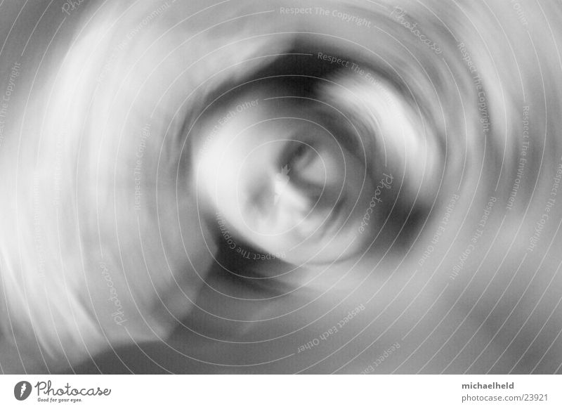 Im Kreis drehen Drehung Mitte zentral Geschwindigkeit Mann Lomografie Bewegung Arme Unschärfe Gesicht Schwarzweißfoto