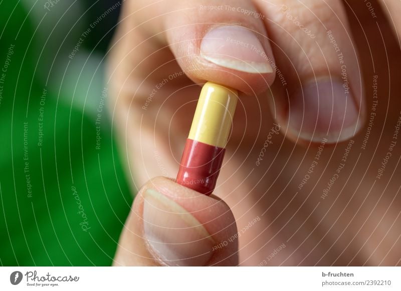 Medizin Gesundheit Behandlung Alternativmedizin Rauschmittel Medikament Mann Erwachsene Hand Finger festhalten nah Drogensucht Gesundheitswesen Tablette Kapsel