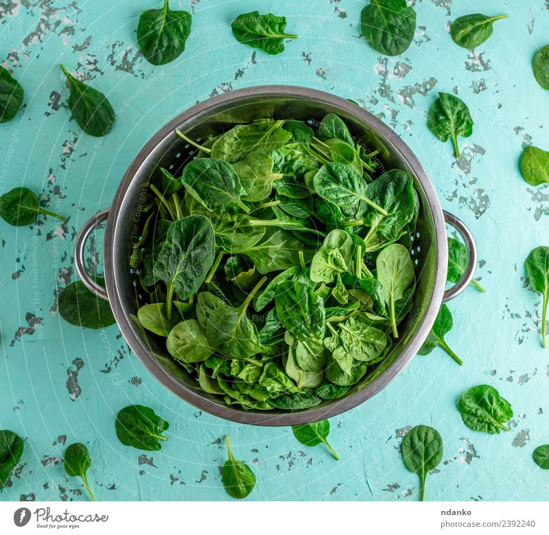 Spinatblätter in einem eisernen Sieb Gemüse Vegetarische Ernährung Teller Gesunde Ernährung Tisch Natur Pflanze Blatt Essen frisch natürlich oben grün