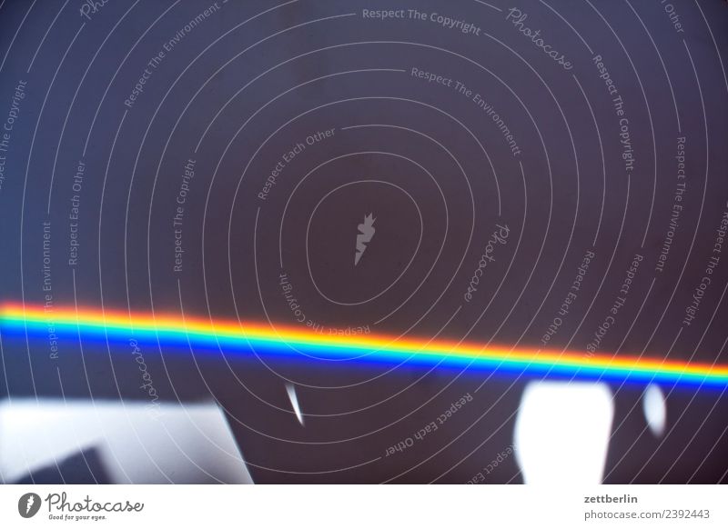 Lichtbrechung mehrfarbig Farbe Lichtstrahl Physik Prisma Regenbogen regenbogenfarben Spektralfarbe spektral Wellenlänge Menschenleer Textfreiraum dunkel