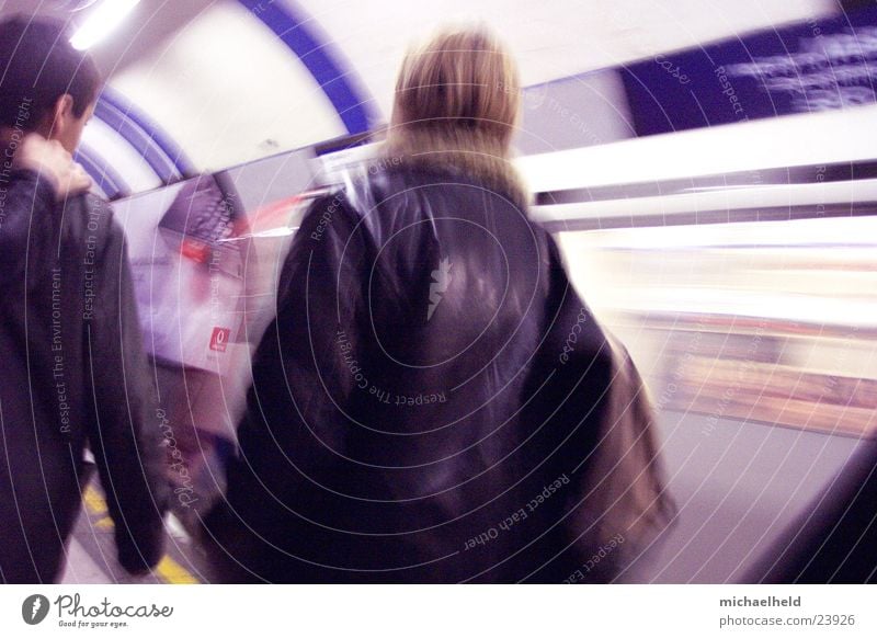 London Underground 1 U-Bahn Mobilität unterwegs Rucksack Frau Geschwindigkeit fahren Verkehr Mensch Eisenbahn rückwärts Rücken Unschärfe