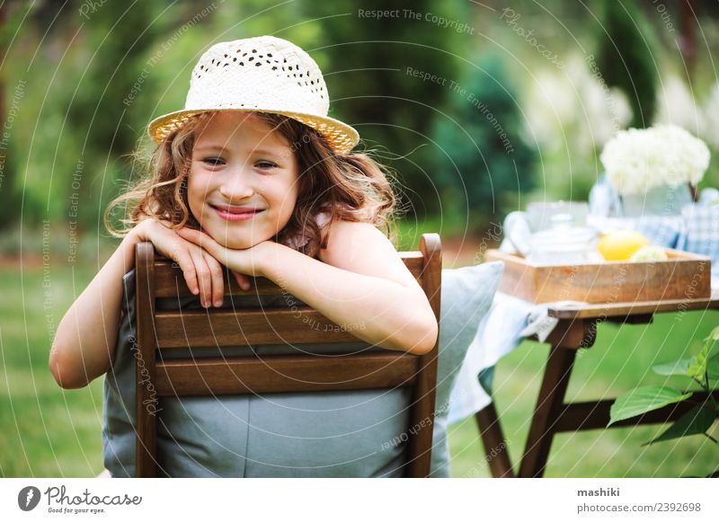 fröhliches Kind Mädchen mit Hut genießt den Sommer Frühstück Tee Freude Glück Freizeit & Hobby Spielen Ferien & Urlaub & Reisen Garten Dekoration & Verzierung