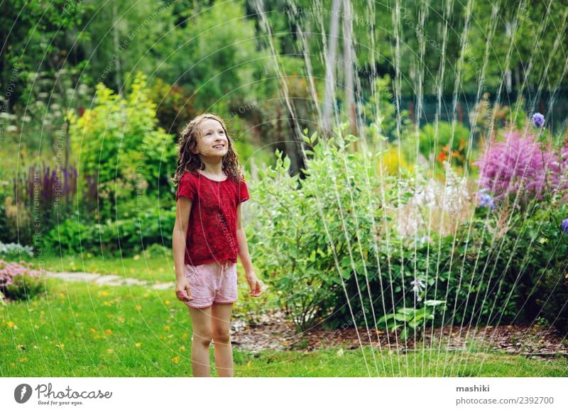 Kleines Mädchen spielt mit Gartensprinkleranlage Freude Glück Spielen Sommer Kind Kindheit Wetter Wärme Blume Gras Tropfen genießen Lächeln springen
