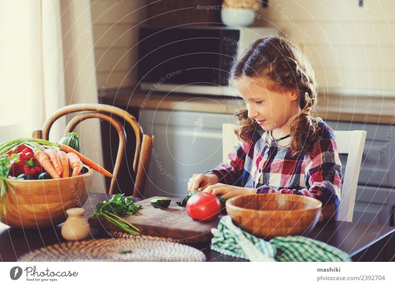 Kind Mädchen helfen Mutter zu kochen Gemüse Mittagessen Abendessen Lifestyle Freude Glück Tisch Küche Erwachsene Familie & Verwandtschaft Wachstum frisch klein