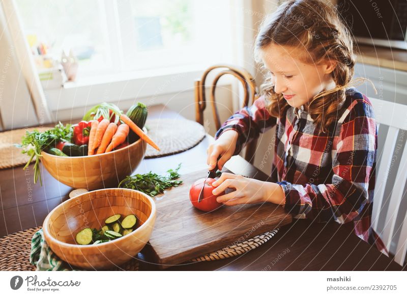 Kind Mädchen hilft Mutter beim Kochen Gemüse Mittagessen Abendessen Lifestyle Tisch Küche Erwachsene Familie & Verwandtschaft Wachstum frisch klein