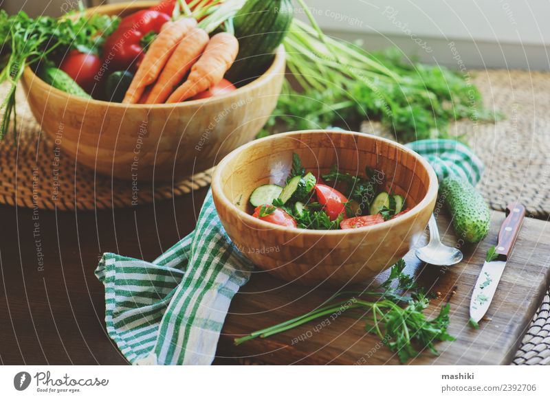 frischer Salat mit Gurken und Tomaten Gemüse Mittagessen Abendessen Teller Lifestyle Sommer Tisch Küche Holz Wachstum Koch Salatbeilage geschnitten heimwärts