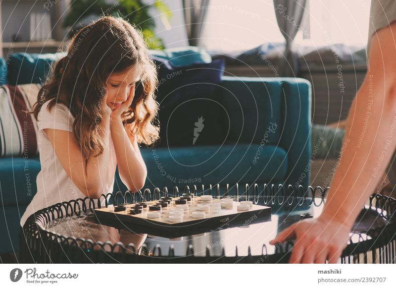 Kind Mädchen spielt Dame mit ihrem Vater Dame Lifestyle Freizeit & Hobby Spielen Schach Erfolg Eltern Erwachsene Familie & Verwandtschaft Kindheit Spielzeug