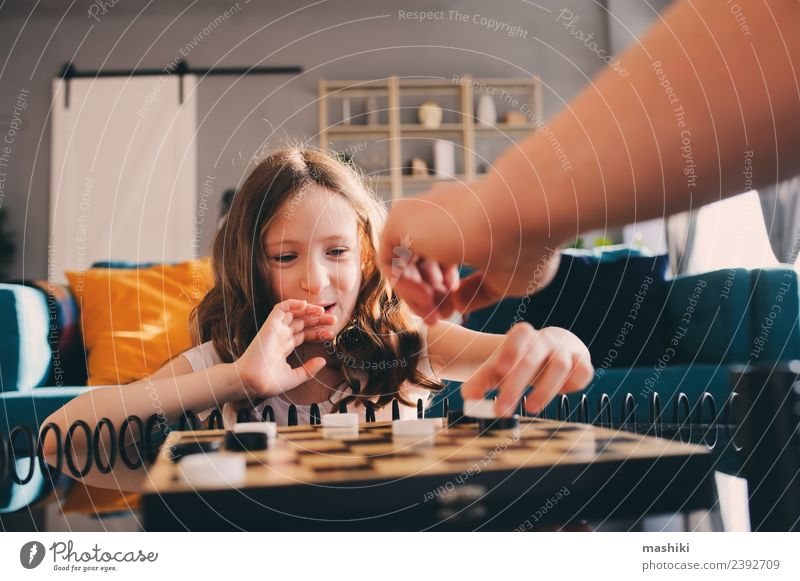 Kind Mädchen spielt Dame mit Papa Dame spielen Lifestyle Freizeit & Hobby Spielen Schach Erfolg Eltern Erwachsene Vater Familie & Verwandtschaft Kindheit