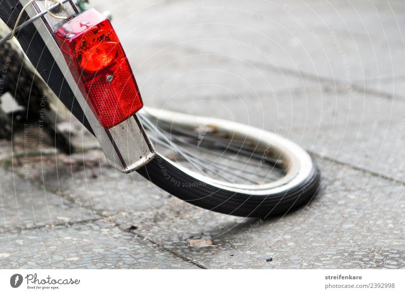Verbogener Hinterreifen eines Fahrrades Fahrradfahren Stadt Verkehrsmittel Metall Aggression alt kaputt rot Wut Ärger Gewalt Zerstörung unbrauchbar Reifen