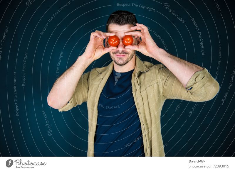 Wörtlich genommen l Tomaten auf den Augen Mann augen haben Gemüse rot sehe Blick Blick in die Kamera blind Redewendung unachtsam unaufmerksam Sprichwort