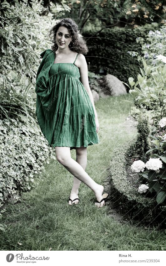 GrünKleidchen feminin Junge Frau Jugendliche 1 Mensch 18-30 Jahre Erwachsene Sommer Schönes Wetter Garten Mode Flipflops brünett langhaarig Locken Lächeln