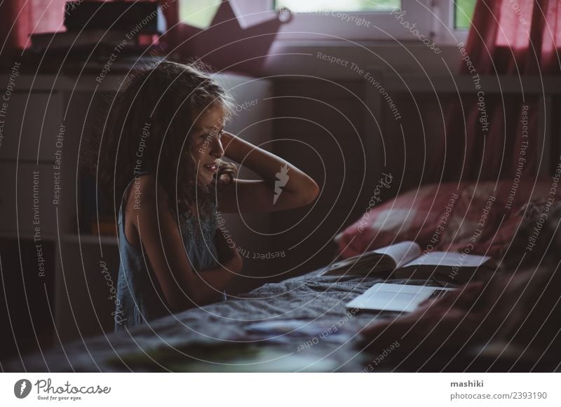 Kind Mädchen mit Laptop in der Nacht allein Lifestyle Glück Schreibtisch Tisch Schulkind Computer Notebook Technik & Technologie Internet Mensch Frau Erwachsene