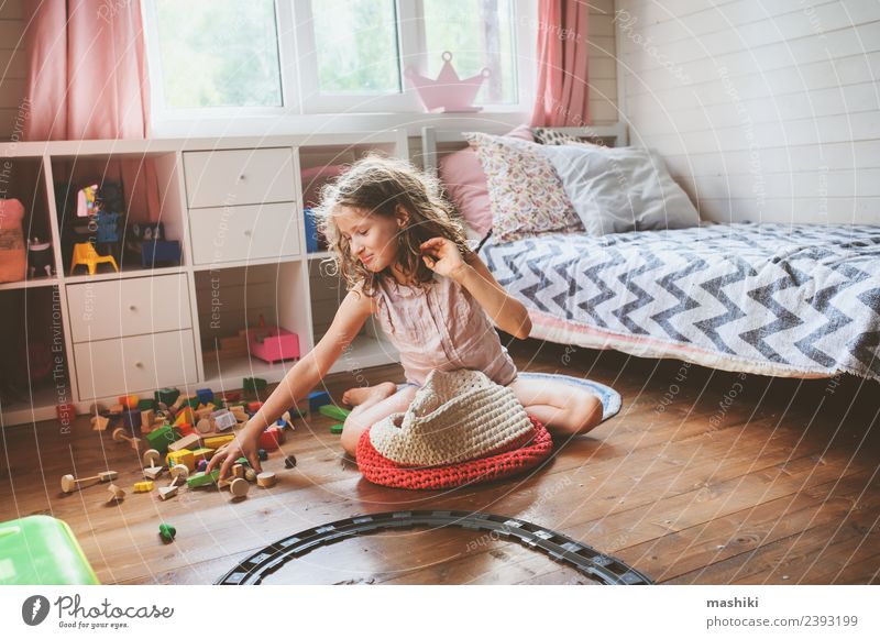 Kind Mädchen reinigt ihr Zimmer Lifestyle Spielen Schlafzimmer Platz Spielzeug Holz bauen modern Sauberkeit Kreativität Raum Hilfsbereitschaft Haushaltsführung