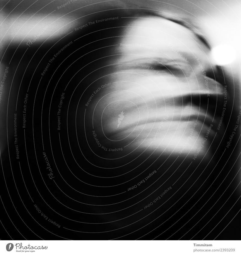 Action! Mensch feminin Frau Erwachsene Kopf Haare & Frisuren Auge Nase Mund 1 Bewegung einfach grau schwarz weiß dunkel geheimnisvoll Schwarzweißfoto