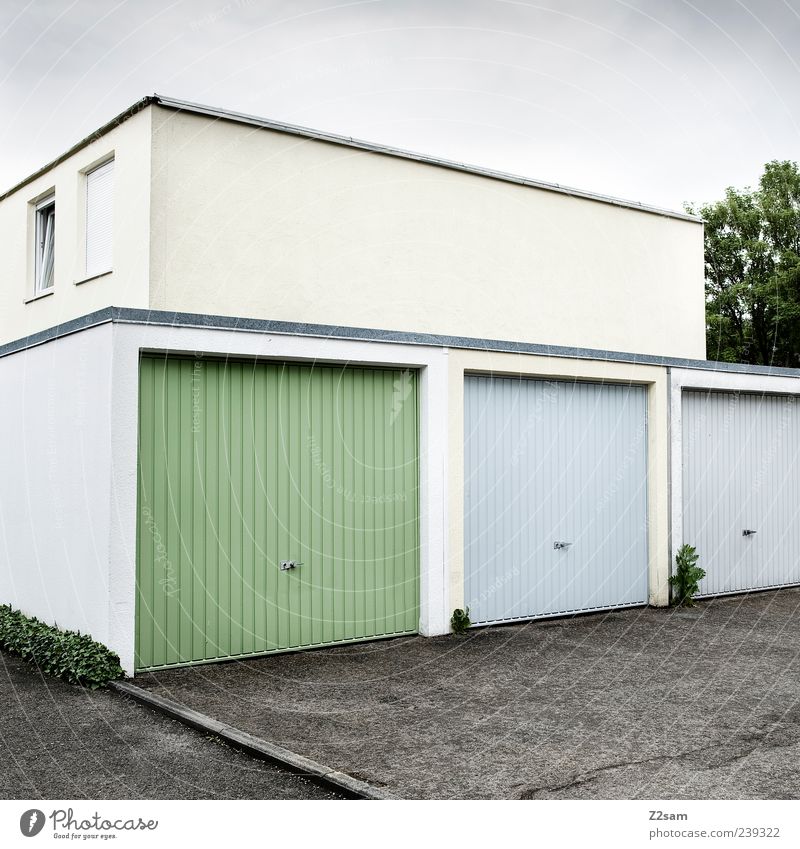 bausünde Haus Bauwerk Architektur Garage Garagentor eckig einfach Sauberkeit blau grün gleich einzigartig Mittelstand Ordnung Symmetrie Fenster Gewitterwolken