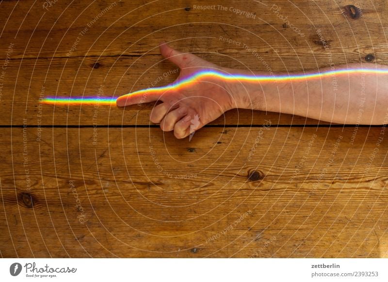Zeigefinger mit Buntlicht (3) Arme mehrfarbig Farbe Finger Hand Licht Lichtbrechung Lichtstrahl Mann Mensch Physik Prisma Regenbogen regenbogenfarben