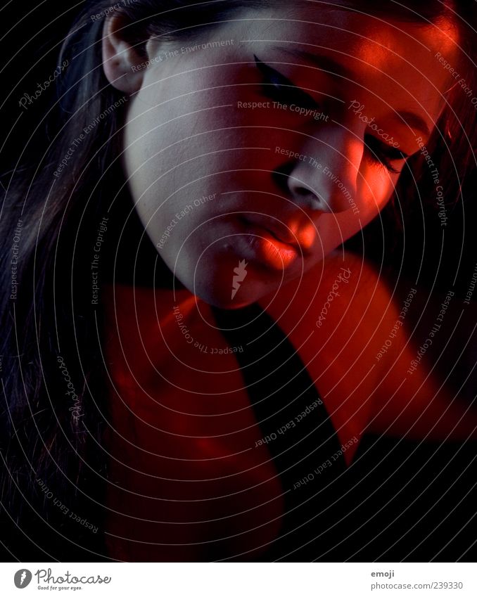 RED VI feminin Junge Frau Jugendliche Gesicht 1 Mensch 18-30 Jahre Erwachsene dunkel einzigartig rot verträumt Lippen Halbprofil Farbfoto Studioaufnahme