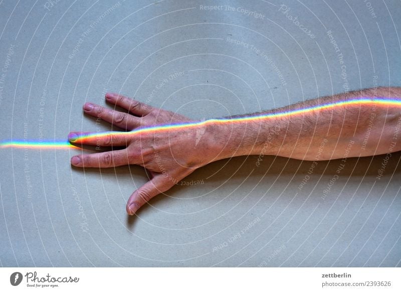 Finger mit Buntlicht (6) Arme mehrfarbig Farbe Hand Licht Lichtbrechung Lichtstrahl Mann Mensch Physik Prisma Regenbogen regenbogenfarben Spektralfarbe spektral