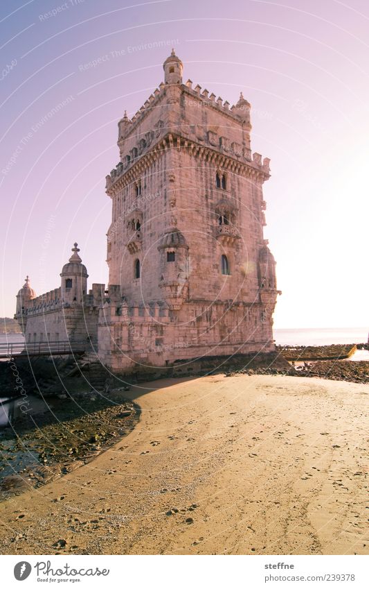 Turm zu Betlehem Sand Himmel Schönes Wetter Küste Lissabon Portugal Hauptstadt Hafenstadt Altstadt Menschenleer Sehenswürdigkeit Wahrzeichen Turm von Belem